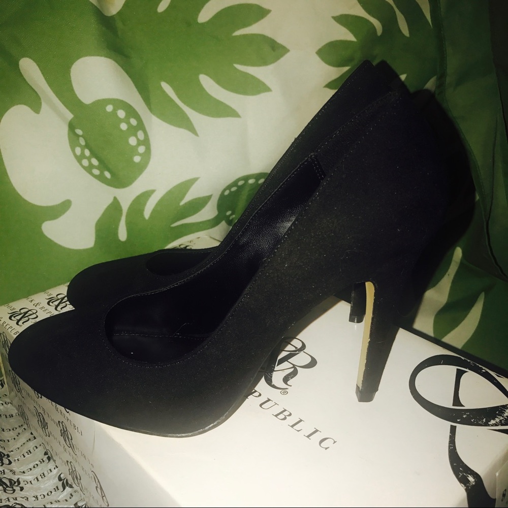ROCK & REPUBLIC BLACK SUEDE HEELS